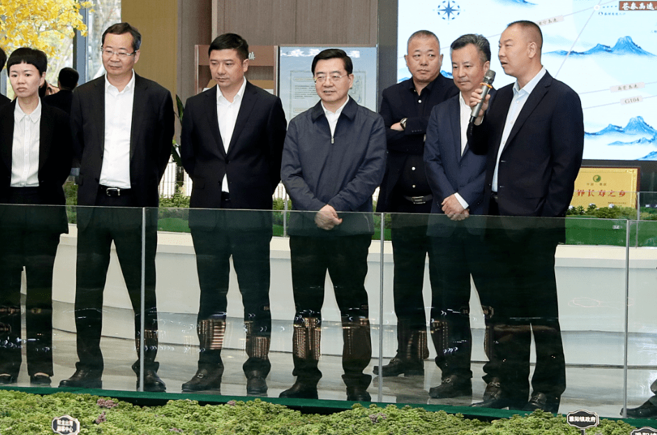 4月28日,陈伟俊一行在泰顺县云岚牧场,了解乡村一二三产融合发展情况.