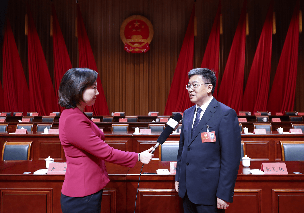 新当选的朱浩东市长接受媒体采访