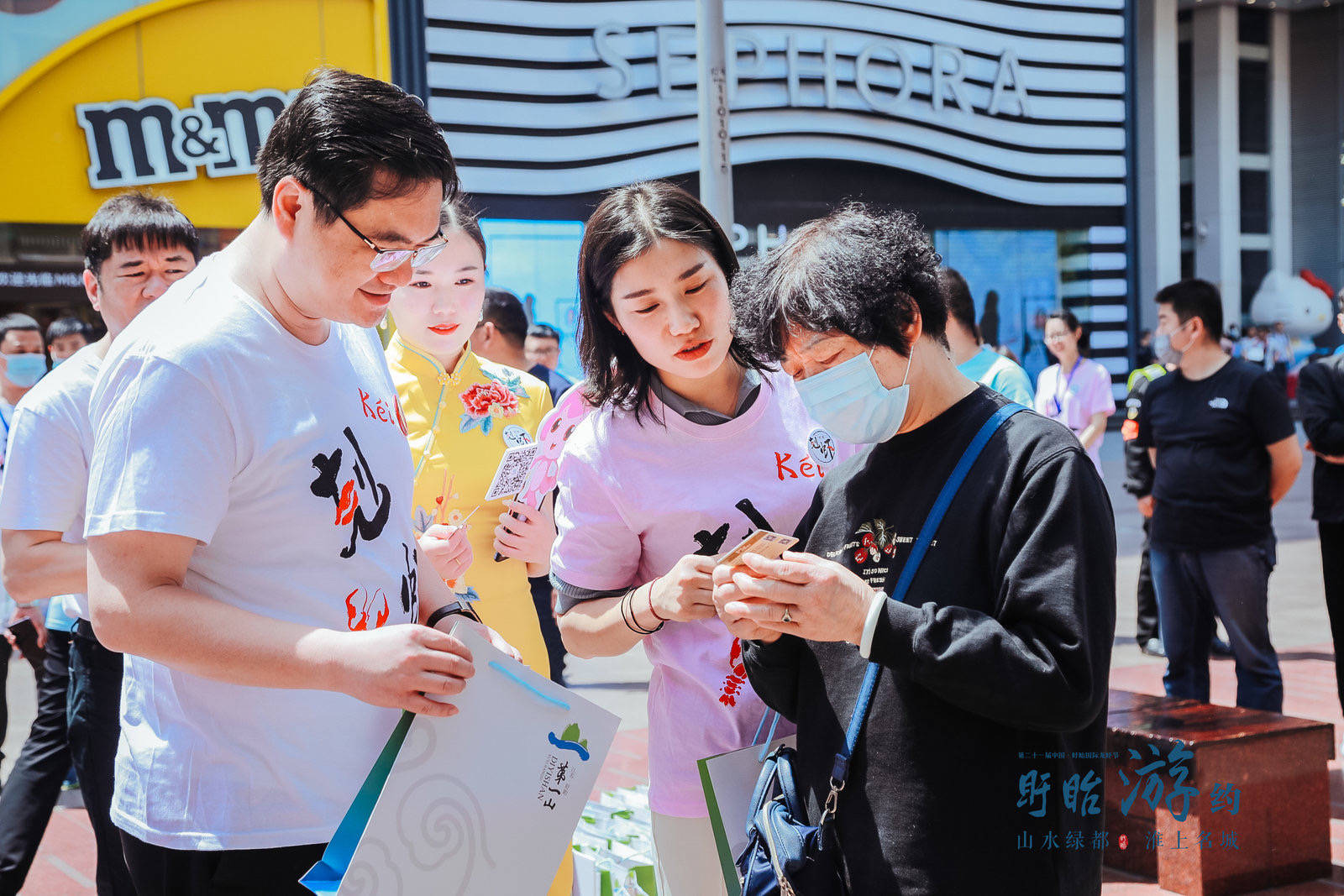 盱眙县委书记在上海街头推销小龙虾,发放10万张旅游金卡