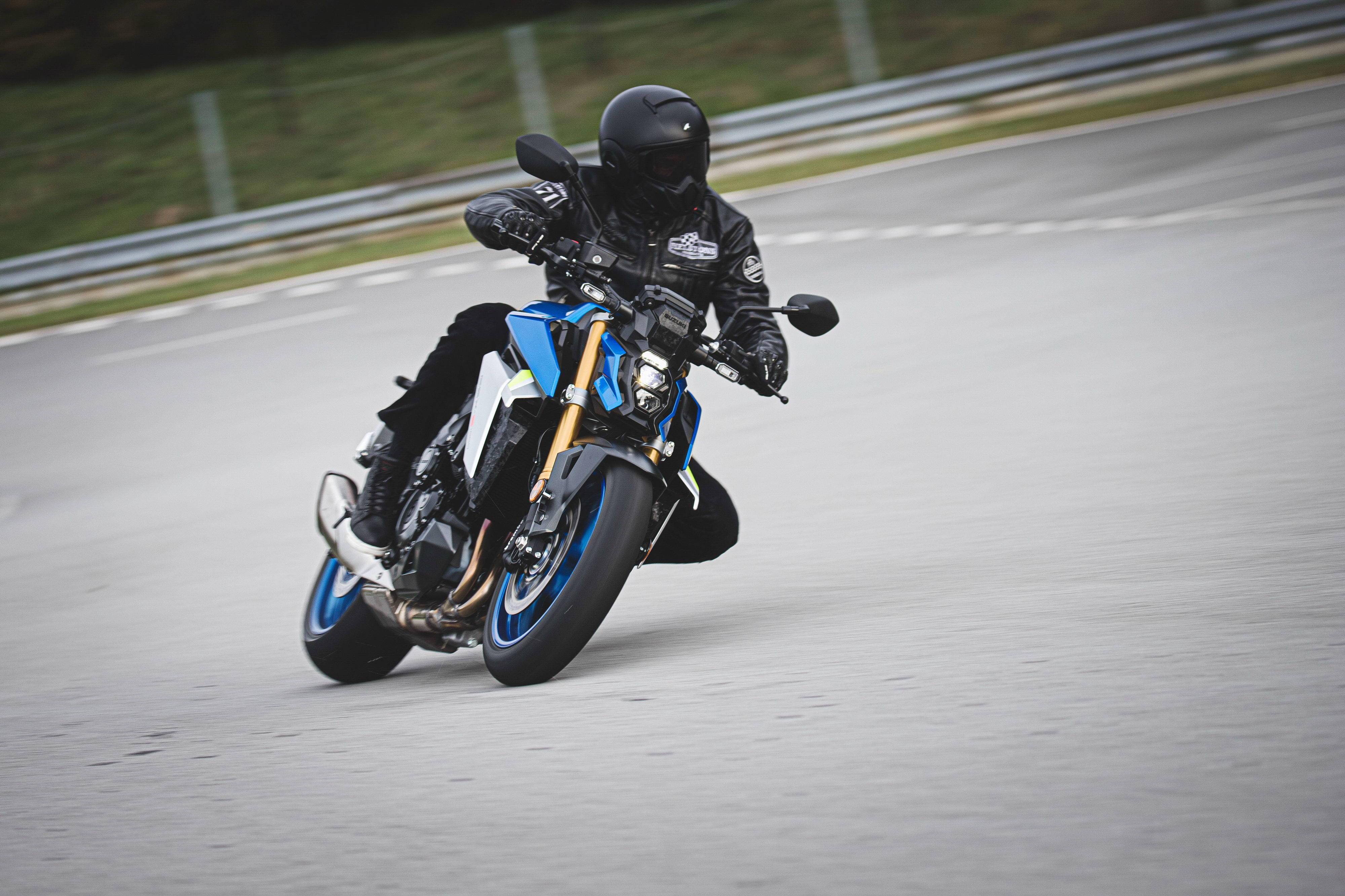 suzuki新一代运动街车2021gsxs1000户外特写