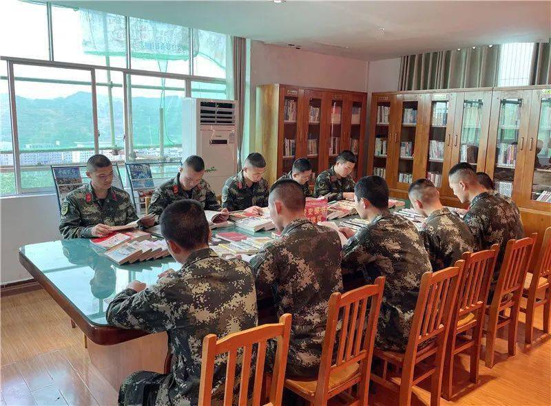 文艺进军营活动,通过做一场党史宣讲报告会,建一个红色党史图书阅读区