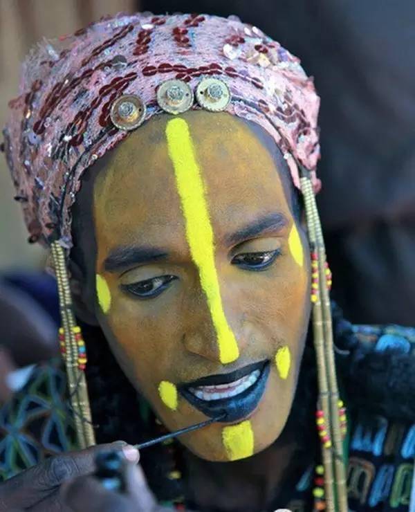 彩绘活动▼撒哈拉南部的非洲地区自古以来就有在脸上涂抹颜料画出各种