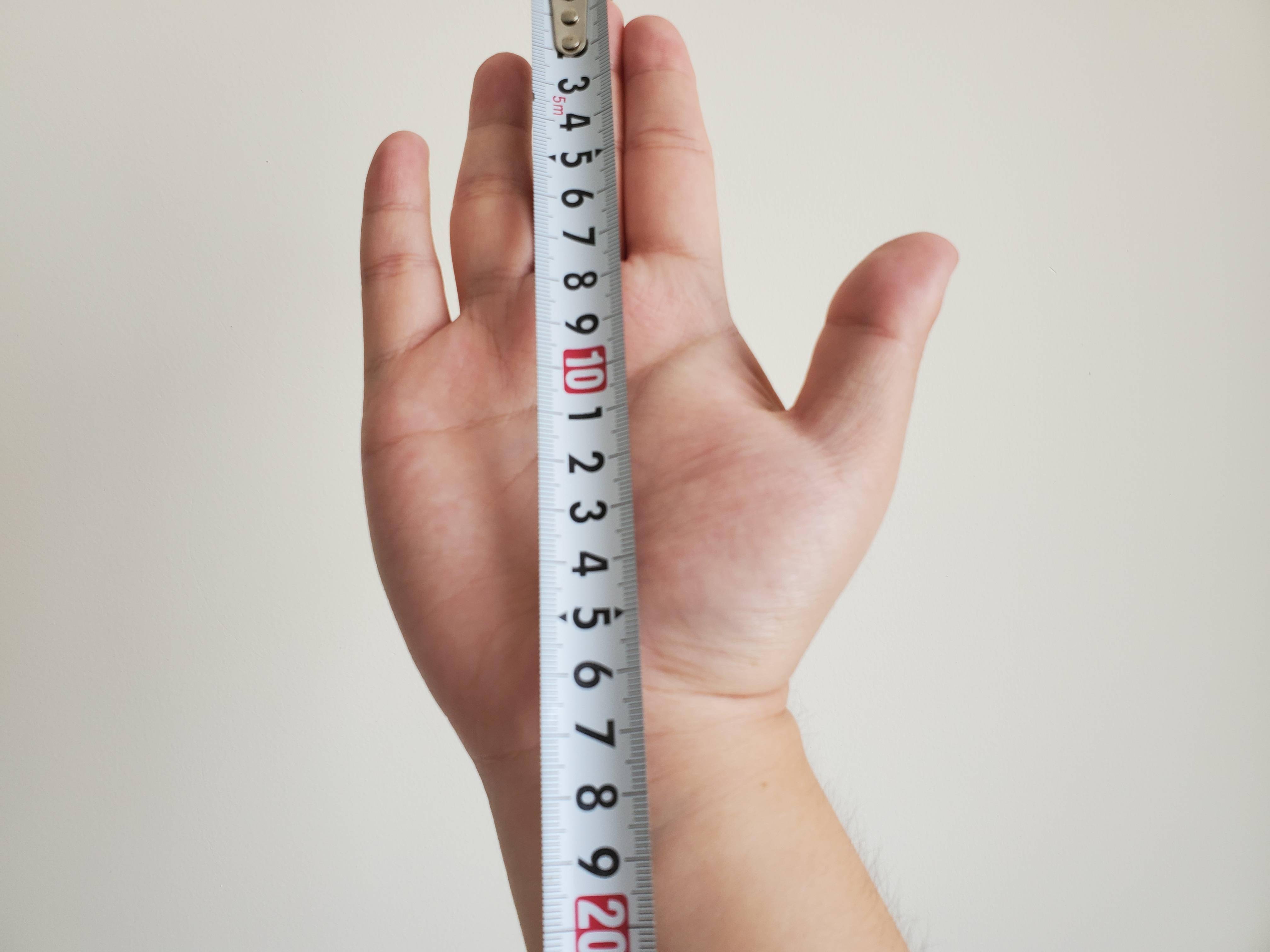 测量手掌大小的方法比较简单,将你的惯用手如下图平摊,五指自然并拢