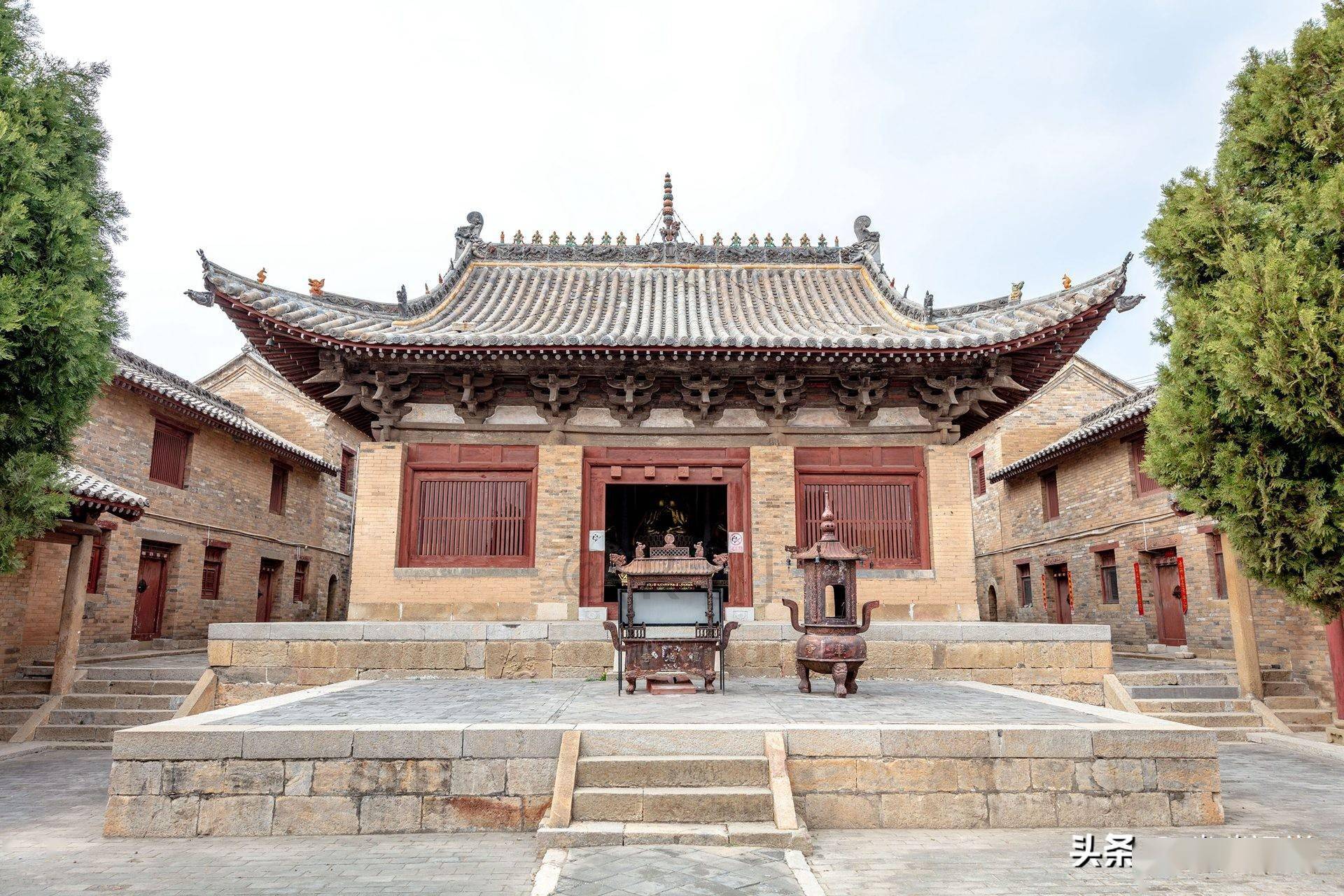 村子里的国宝龙岩寺主要建筑为金明时期大定二年朝廷赐额