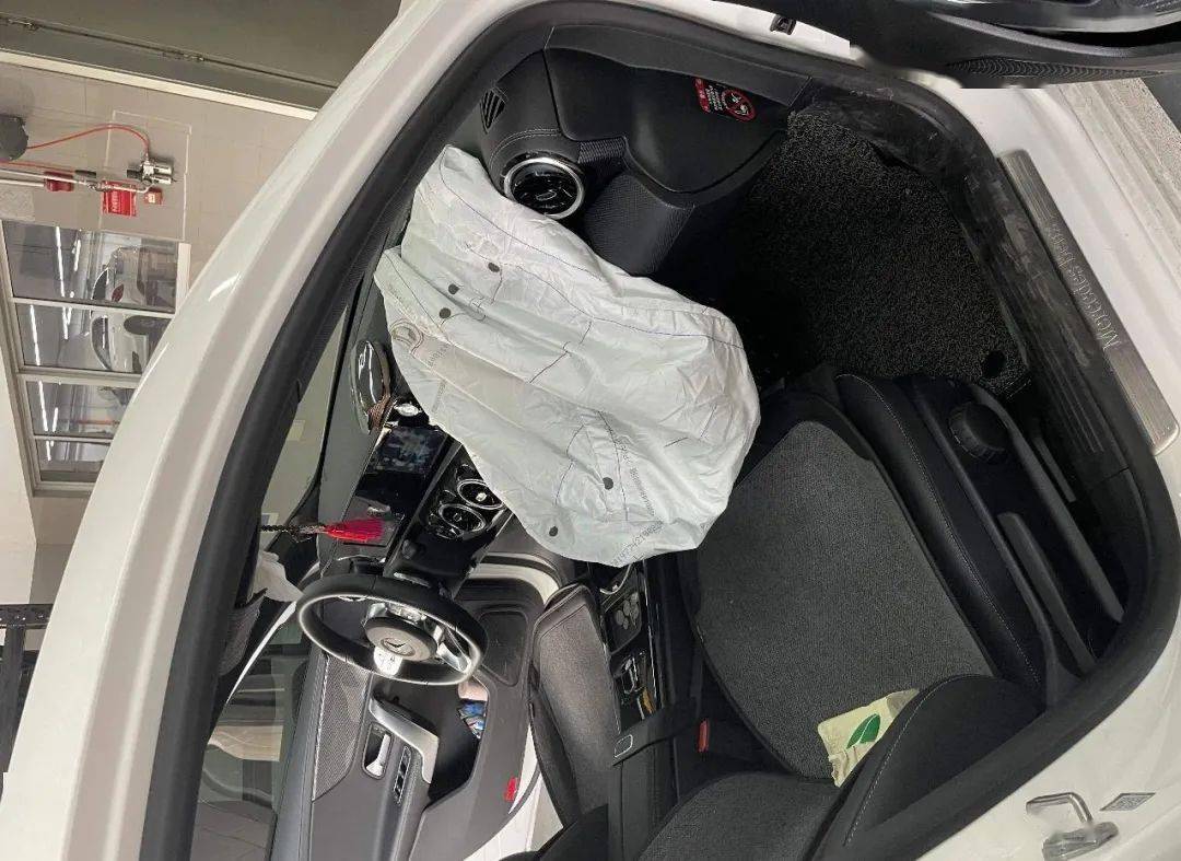 泰州司机吐槽:我的奔驰车无碰撞自爆气囊,4s回复:安全系数较高