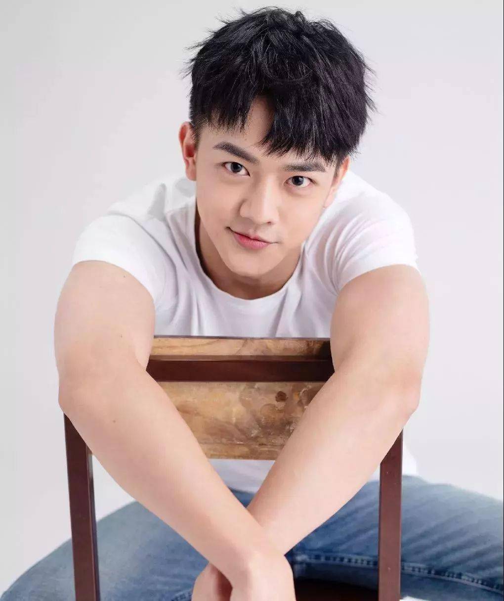 因口香糖广告走红出道3年拍了8部戏他还是骊歌行的盛楚俊