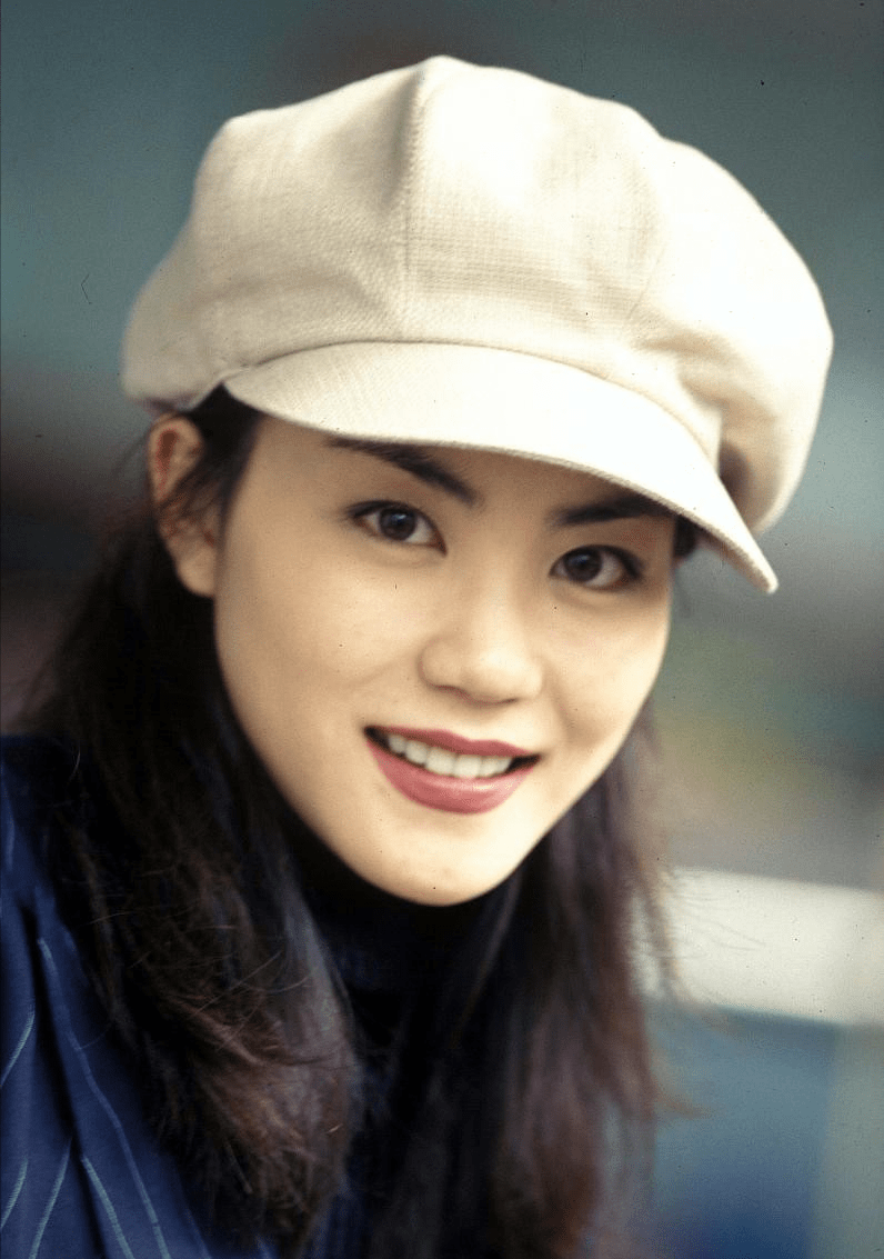 王菲身穿白裙轻舞飞扬柔纱裙摆仙气飘飘气质冷清真不愧是天后