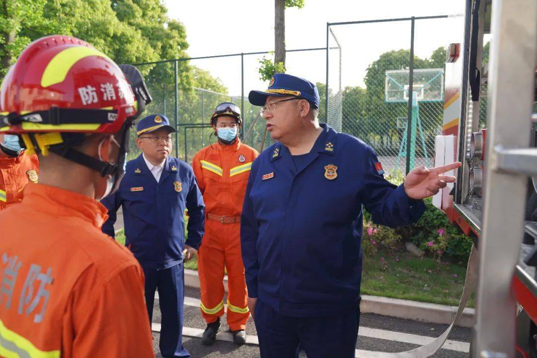 周詳總隊長檢查指導節日高速公路消防救援力量前置執勤情況