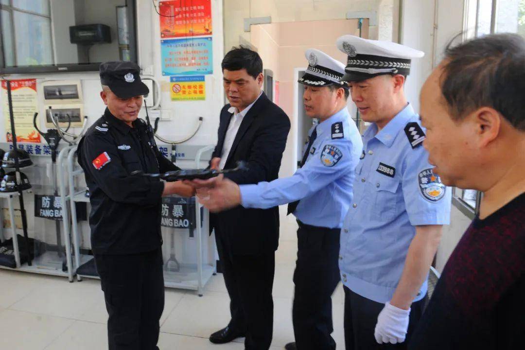 王成良同志督导五一道路交通安全突击检查校园安保工作