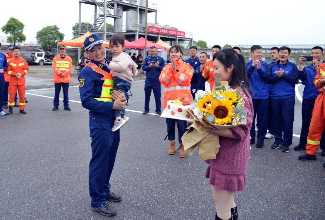 賽場上,她穿著婚紗跑向消防員