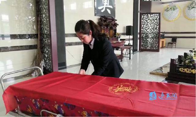 宿迁市宿豫区殡仪馆有一位80后入殓师刘秀丽,大学毕业后就做了这份
