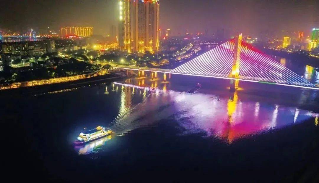 享受船体全部娱乐项目,邕江夜游一次