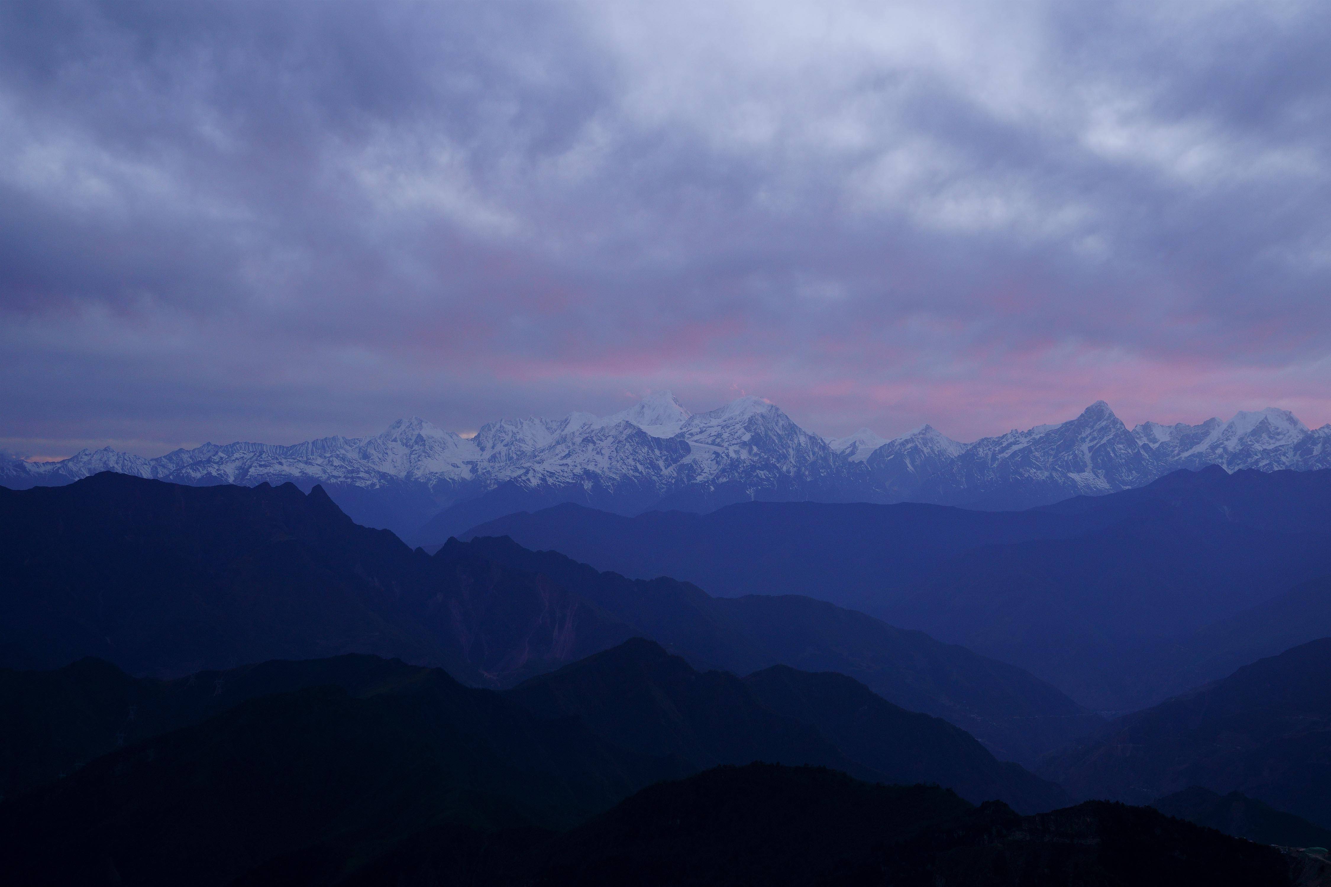 从牛背山山顶往西眺望贡嘎群峰(5月1日摄).