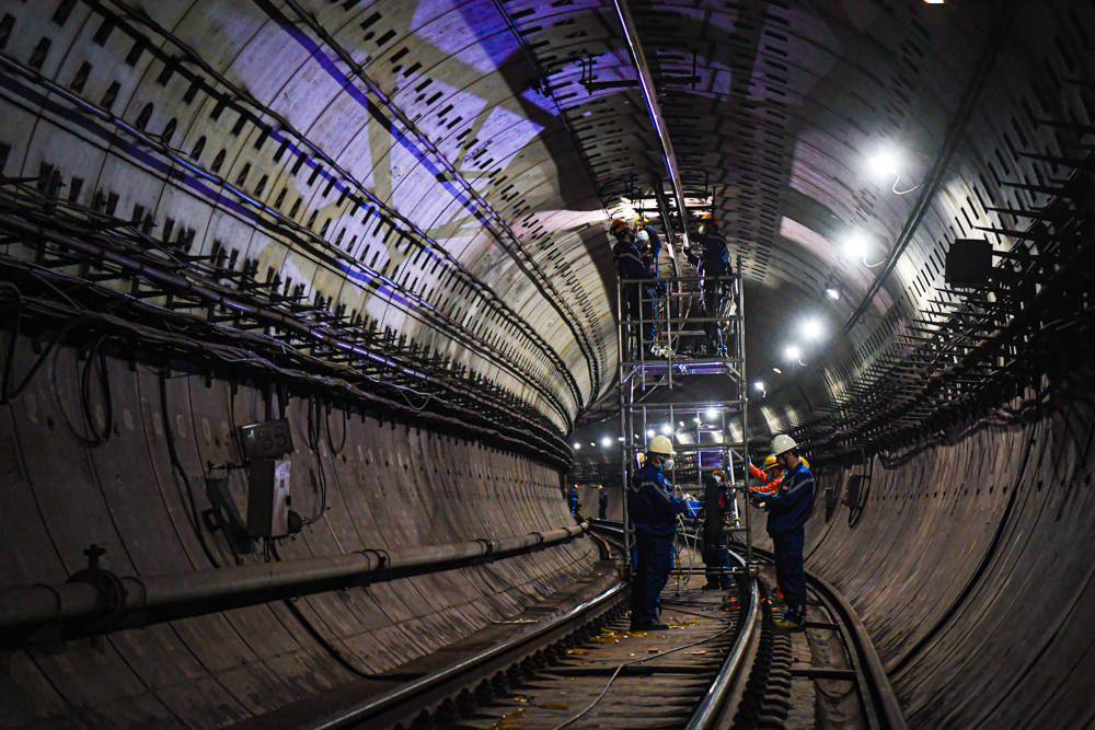 你放假我加班地铁8号线利用小长假客流低谷期加紧开展全线刚性接触网