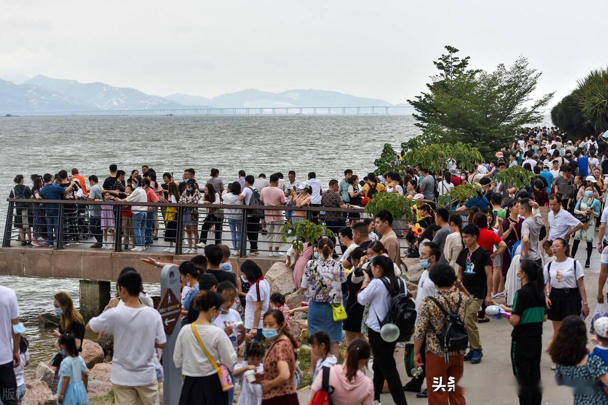 五一黃金週第二日深圳灣公園人山人海進出地鐵站排長隊