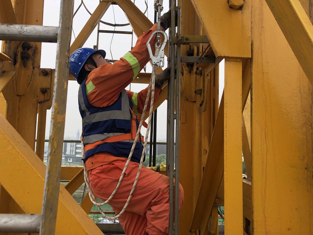 致敬劳动者四川建筑工地塔吊司机的一天他们是城市高空中的舞者