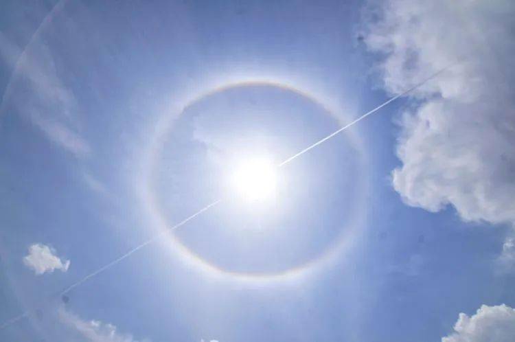 "洋芋帝国","褐煤王国",就如今天昭通上空的"日晕"奇观,就让七彩的