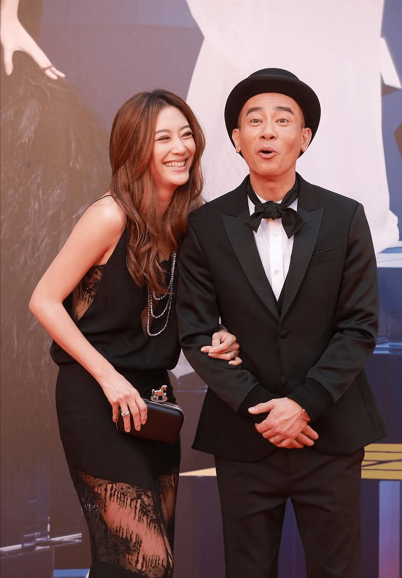 应采儿陈小春夫妇真不把镜头当回事素颜穿睡衣出门好舒适