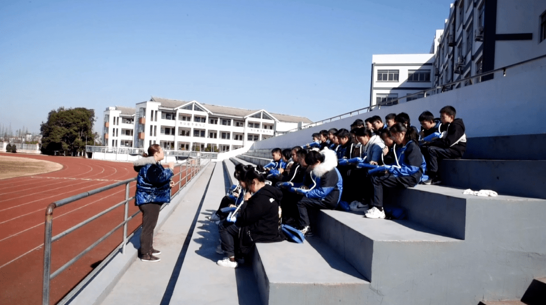 江山市石门初级中学担任音乐老师大学一毕业就来到爱学生爱音乐的周斯