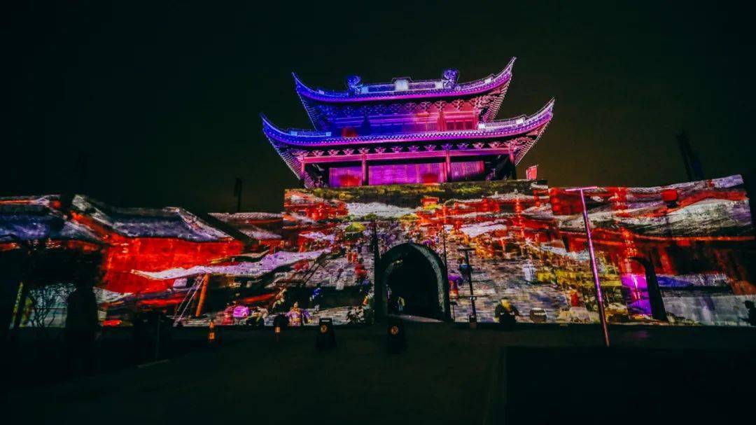 幻化成一场视听盛宴在声,光,电构筑起的光影世界里千年慈城激荡起伏的