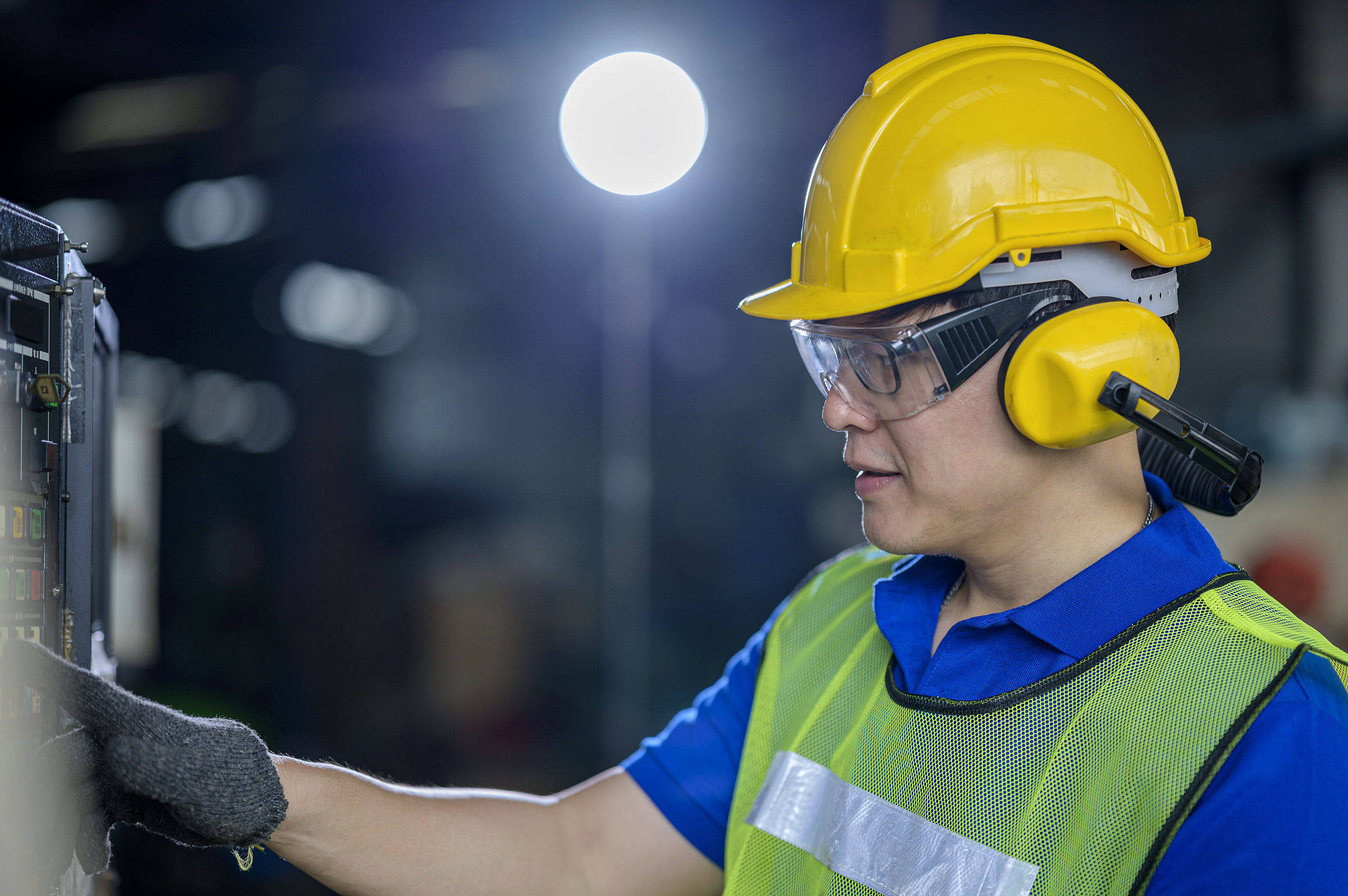 荔枝网评:守望幸福家国,向假日里的坚守奋斗者致敬