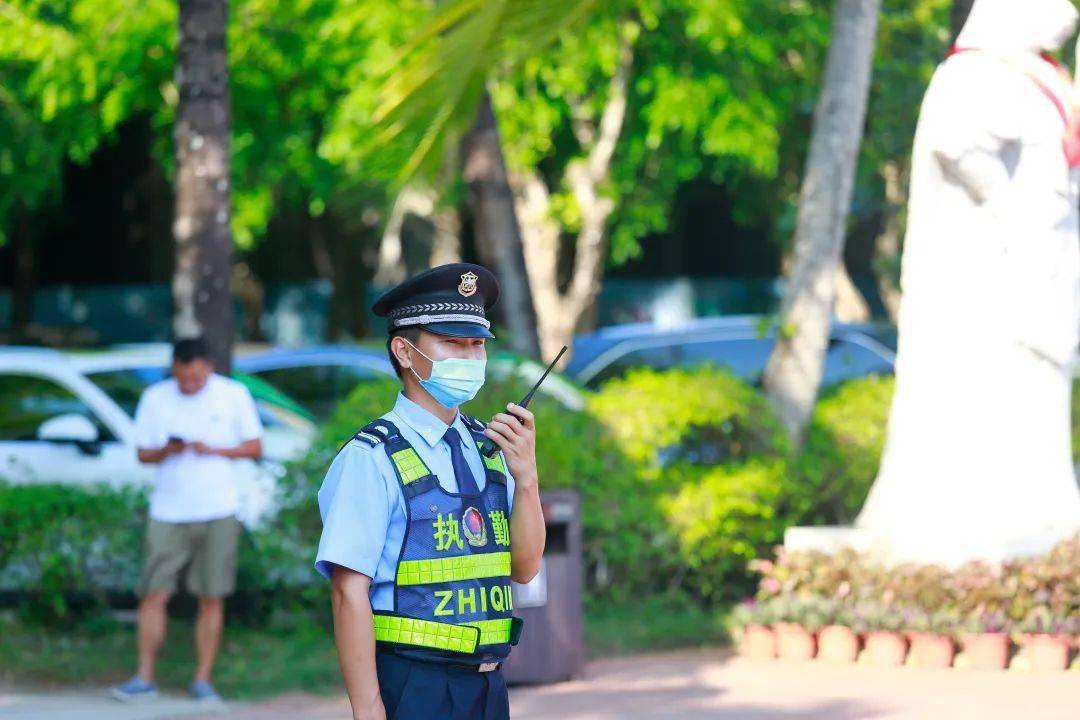 五四青年节有志青年在雨林细致周到暖人心