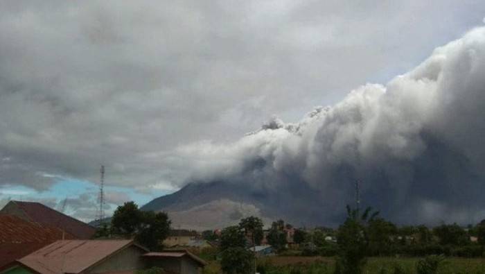 印尼錫納朋火山噴發 濃煙高度達1500米