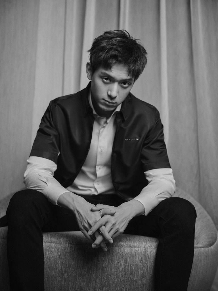 李现西装叠穿似贵公子冷峻帅气 黑白光影下演绎复古格调气质沉稳