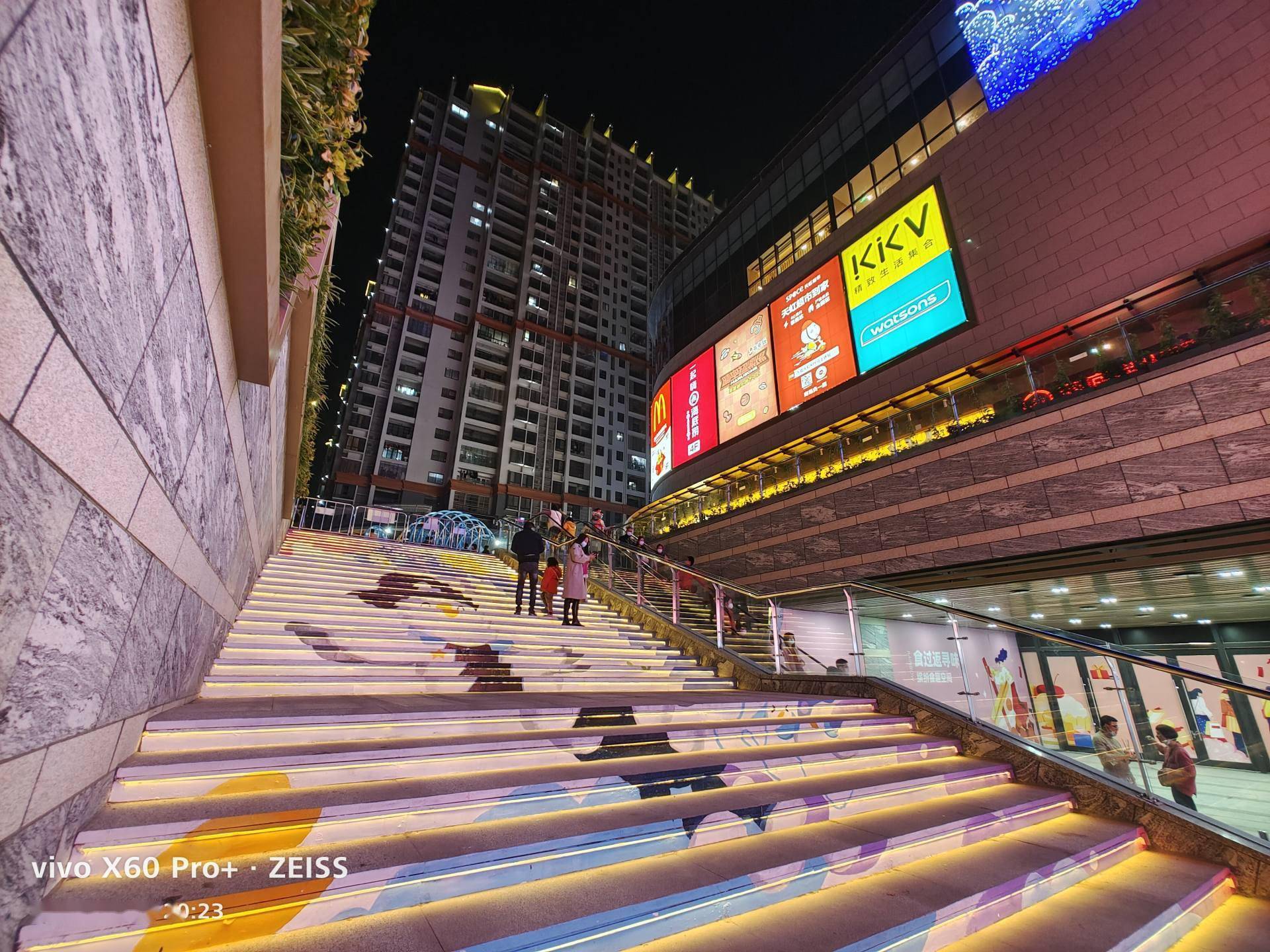 (vivo x60 pro 夜景超广角样张)蔡司光学标准之所以有如此强力的表现