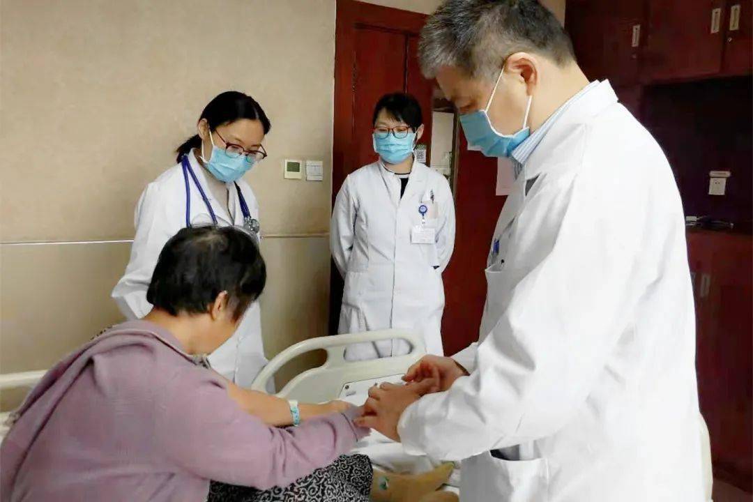 超暖心!73岁老人入厕时摔倒,子女不在身边,然后