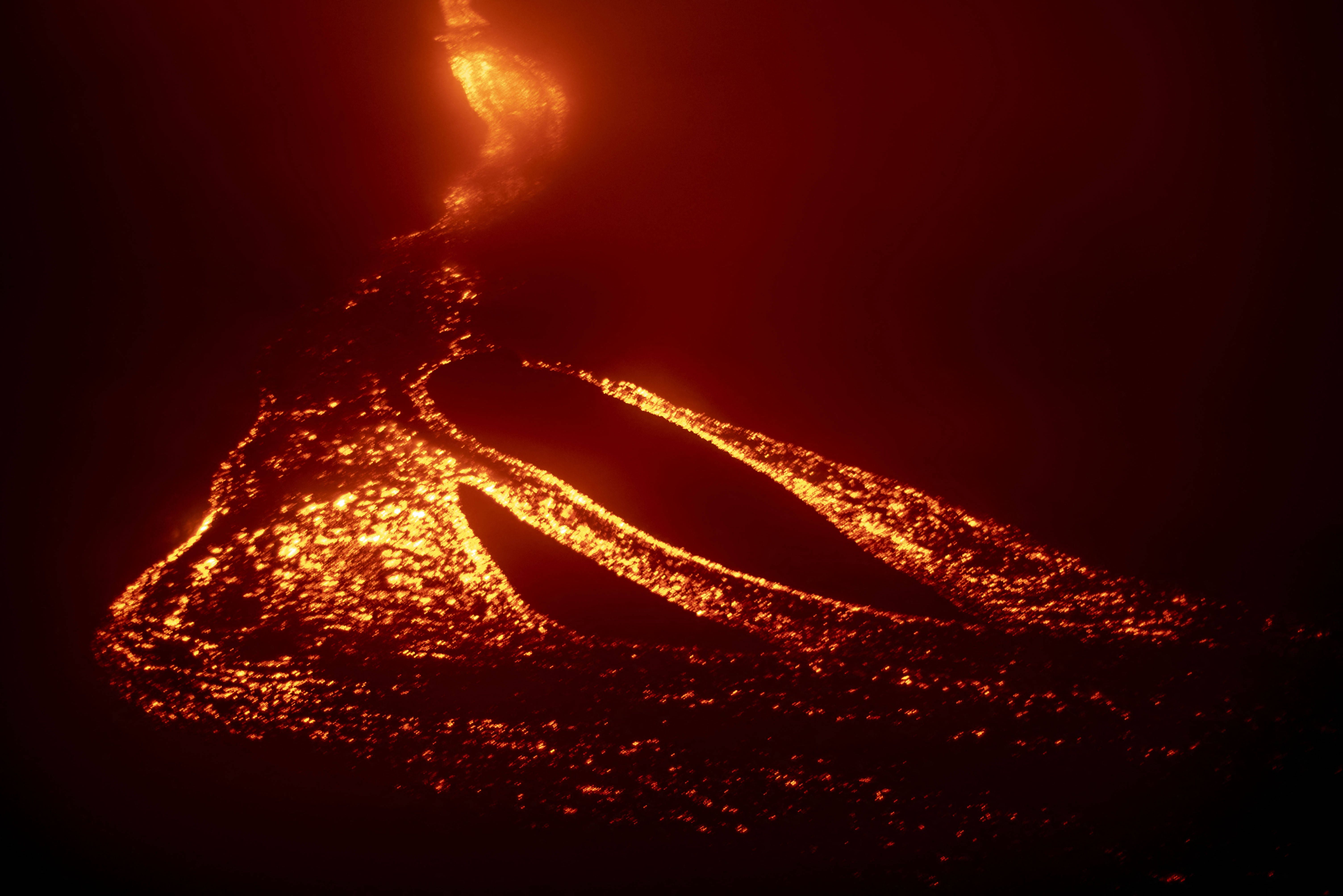 危地马拉帕卡亚火山持续喷发