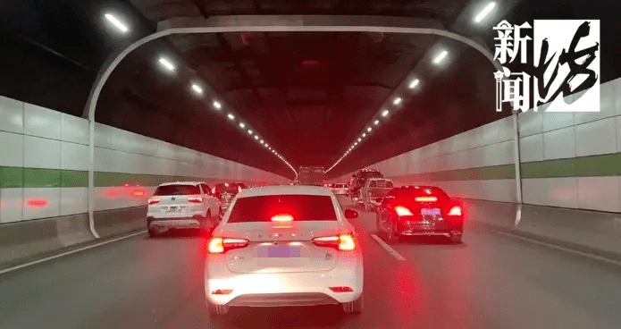 长江隧道段缓行约8公里其中长江大桥段车辆缓行16公里当天第二波车流