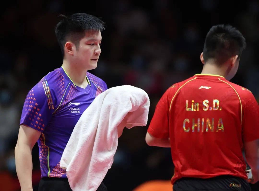 马龙逆转周雨上演惊魂时刻梁靖昆刘诗雯王曼昱爆冷出局单打4强出炉