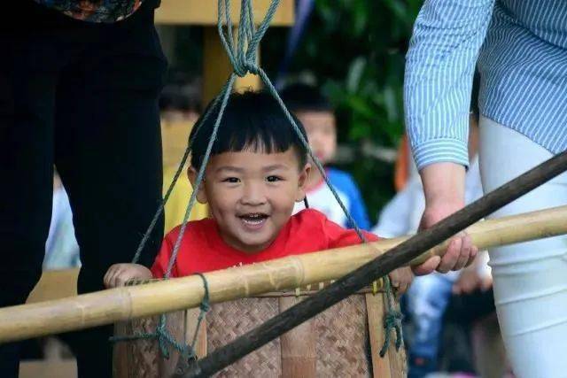 立夏这天,象山还有称人习俗,农居里有人扛起一杆大秤,来称大人,小孩