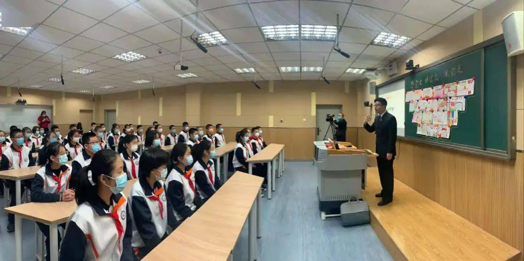 邀请区基层理论宣讲团,青年讲师团讲师杨晶,为滨海新区塘沽第六中学