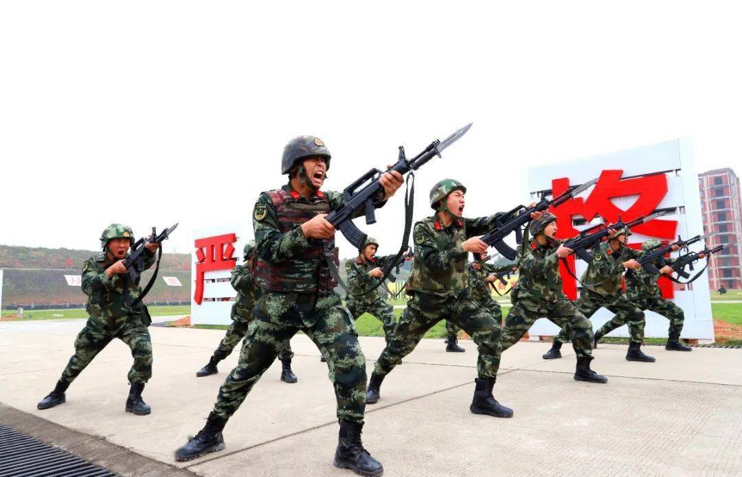 拼刺刀"就得靠这股血性他不再是你们眼里"长不大"的孩子而变成了让