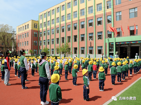 致敬百年路 | 市朝鲜族幼儿园国旗下宣讲《红心向党》