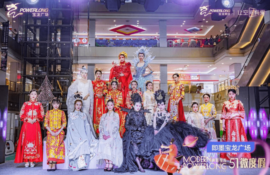 第二届"宝龙"杯摩登彩妆大赛在即墨宝龙广场隆重开启,来自青岛的二十