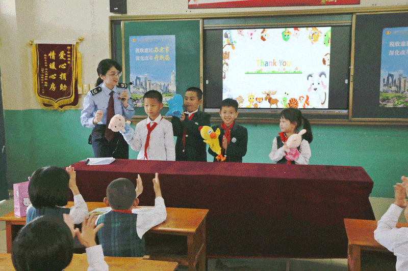湖里区局青年干部走进湖里华悦小学,为学生们上了一堂别开生面的"税法