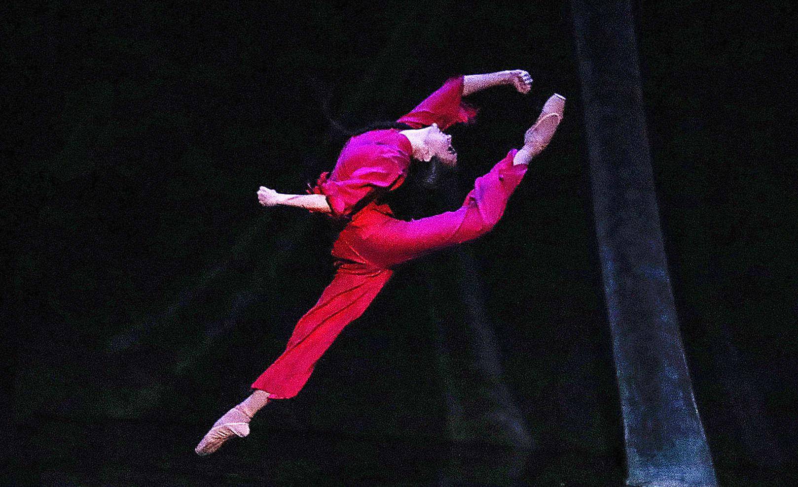 芭蕾舞剧《红色娘子军》首演于1964年,创作者对西方芭蕾语汇进行了