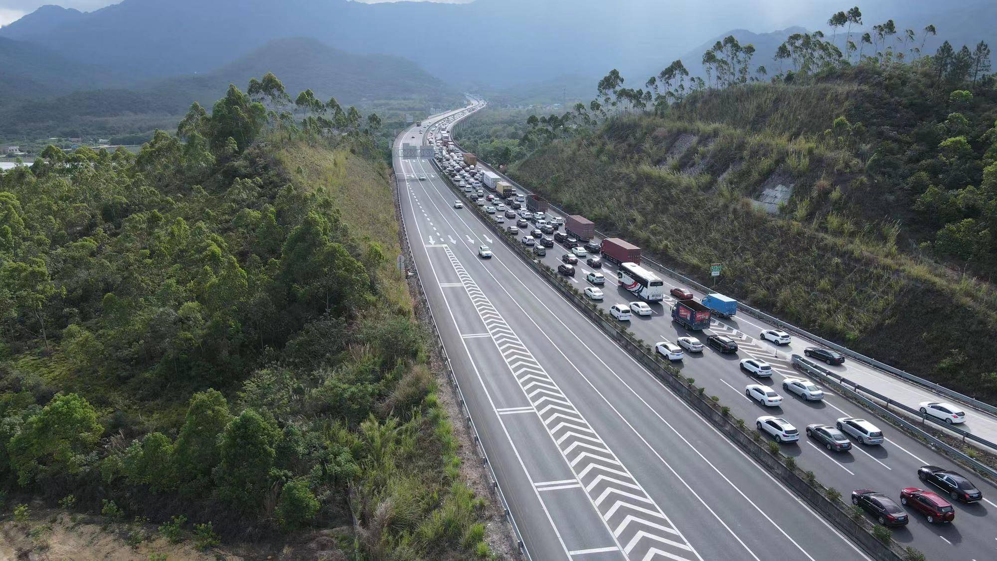 5天超82万车流量,潮惠高速顺利应对三波"爆发性出行释放"
