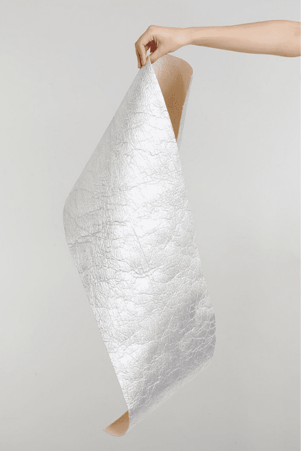 pi09atex是一种由菠萝叶纤维制成的纯素食皮革,是目前市场上最受