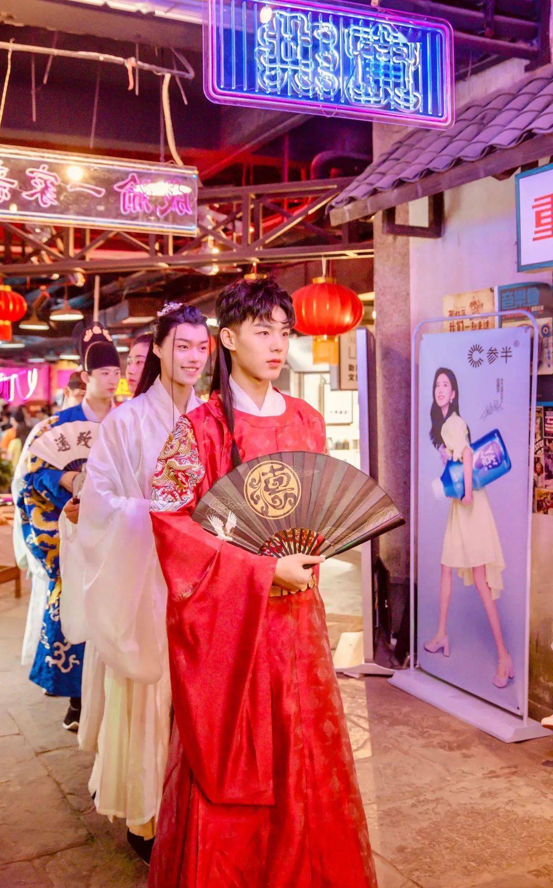 五一狂欢周国潮快闪洪崖洞带你穿越回到80年代