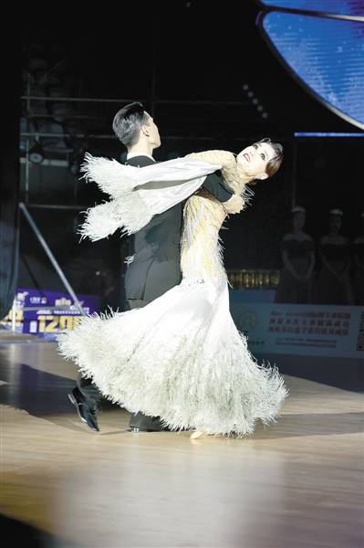 "舞王杯"国标舞 全国公开赛郑州落幕_比赛