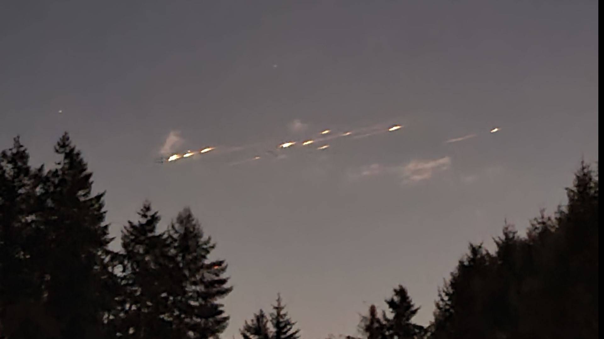 外媒集体双标:中国火箭残骸“失控砸头”,美国的就成“流星划过”_进行