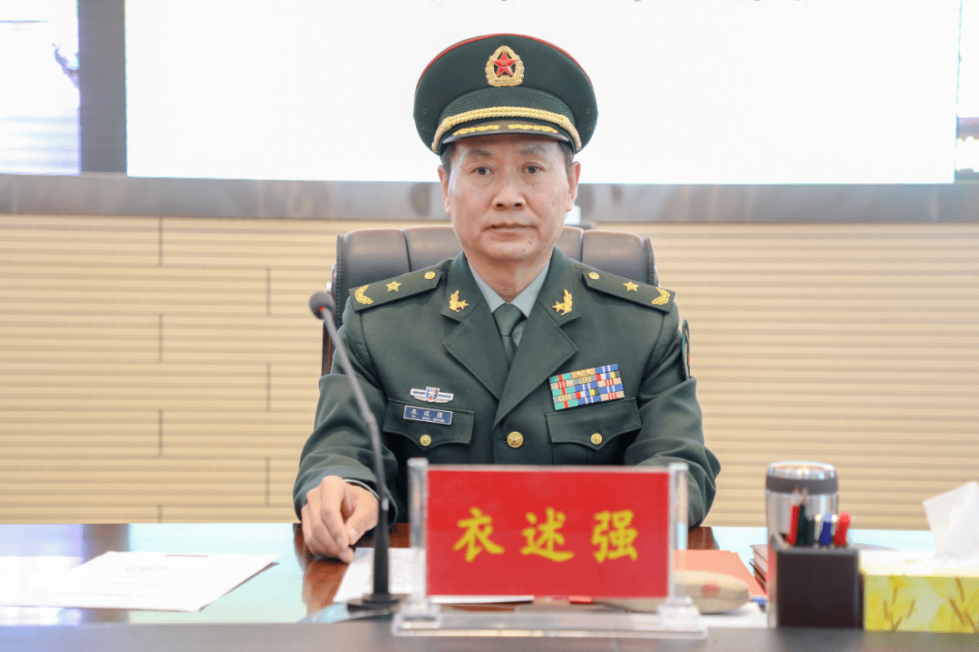 会上,衣述强政委宣读了关于吕刚同志担任海南军分区党委第一书记的