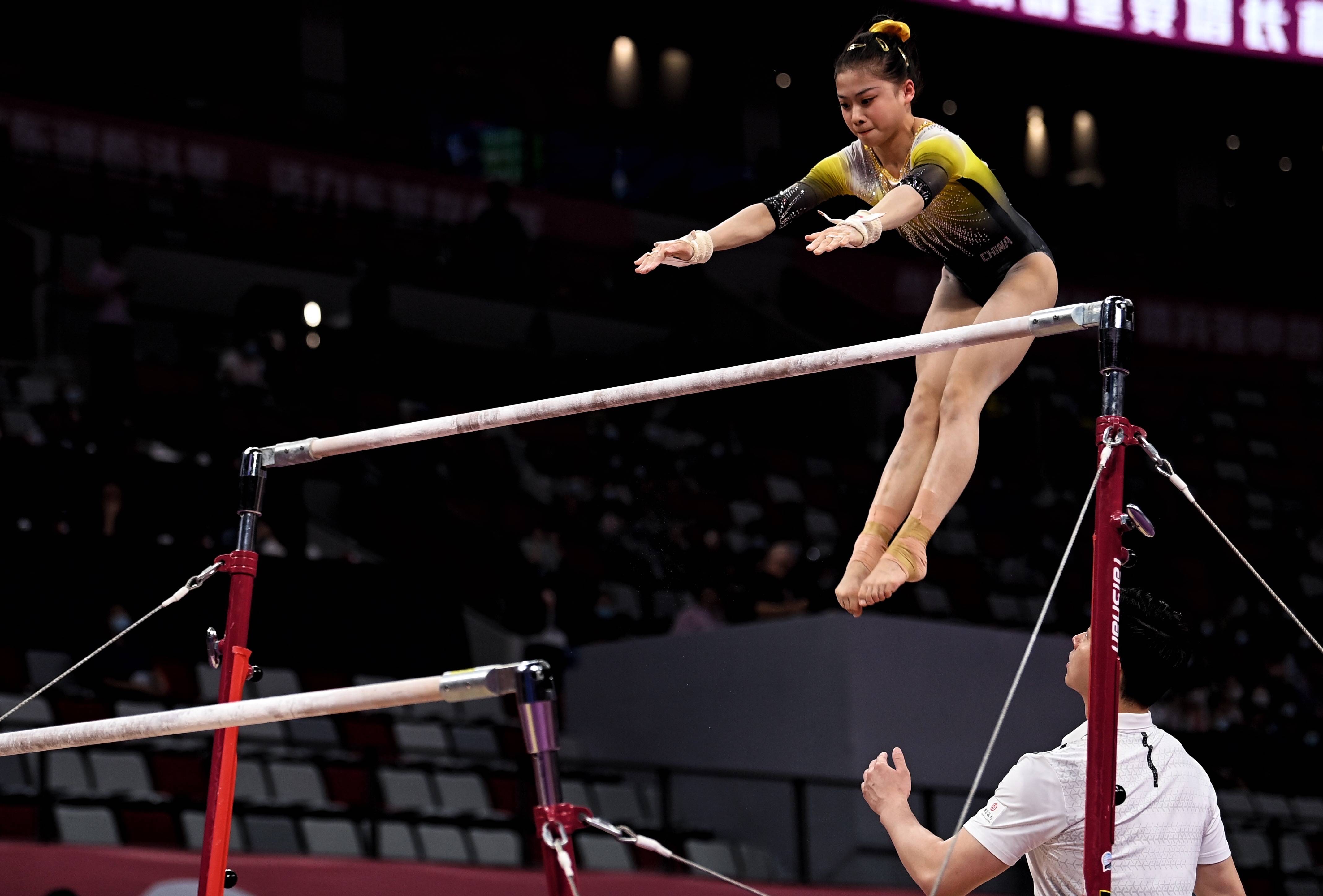 5月7日,四川队选手李诗佳(上)在高低杠比赛中.最终,她以总分112.
