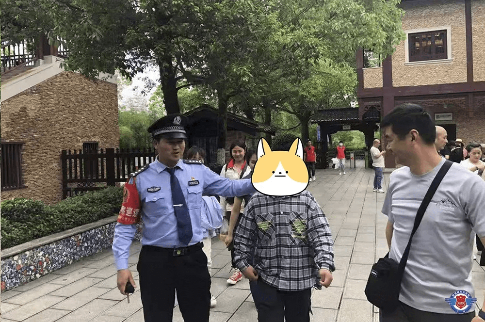 发现路边蹲坐着一名只穿着短裤的小孩,执勤人员上前询问孩子情况,让他