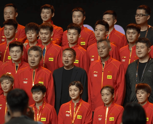刘国梁颁奖 占据c位,樊振东祝贺周启豪,孙颖莎黑脸_陈梦