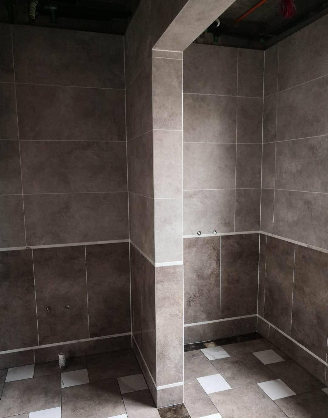 卫生间瓷砖用了美缝剂2年不到就起翘脱落十有八九选错材质了